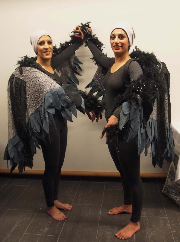 Våra dansare utklädda till gamar. Foto: Ulrika Kjeldsen