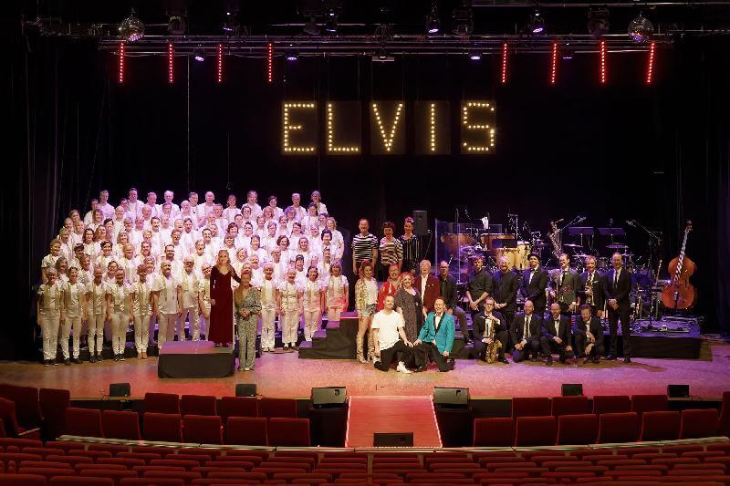Hela ensemblen för Elvis på Alandica.