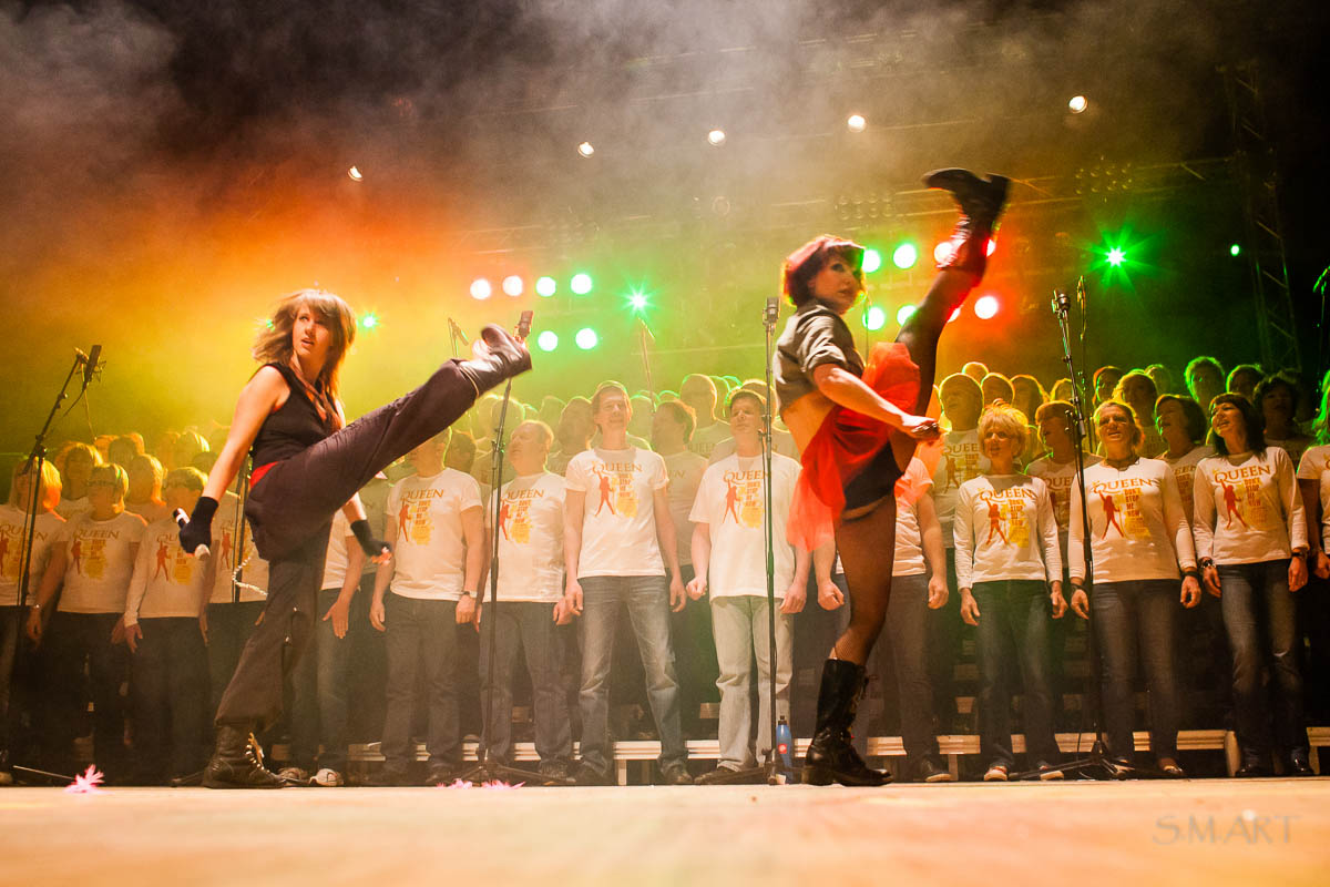 Ålands Projektkör och dansarna på uppsättningen av Queen 2012