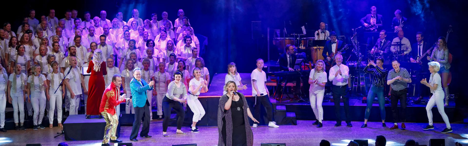 Elvis, hela kören, band och solister på scen